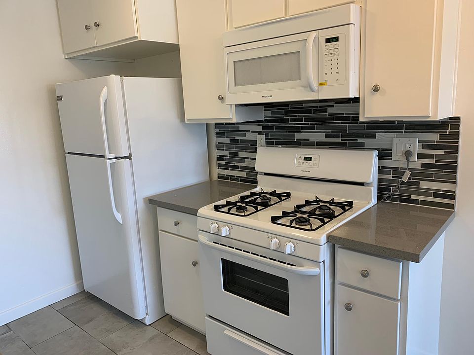 NOT ACTUAL UNIT. (similar lay out) - Gas stove & refrigerator
