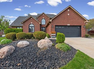 19985 Pine Cone Dr, Macomb, MI 48042