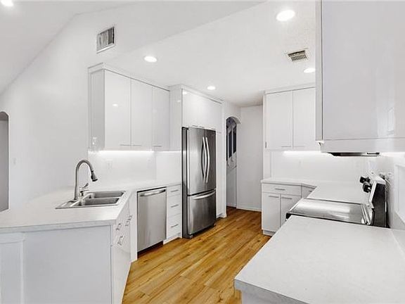 3rd image of 1065 Silverbell St