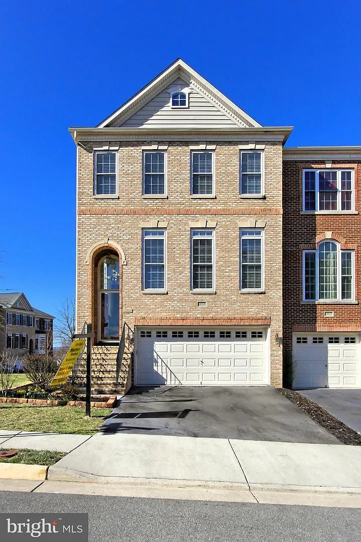 3 bed, 3.5 bath, 2664 sqft, $3,300 — Photo 2