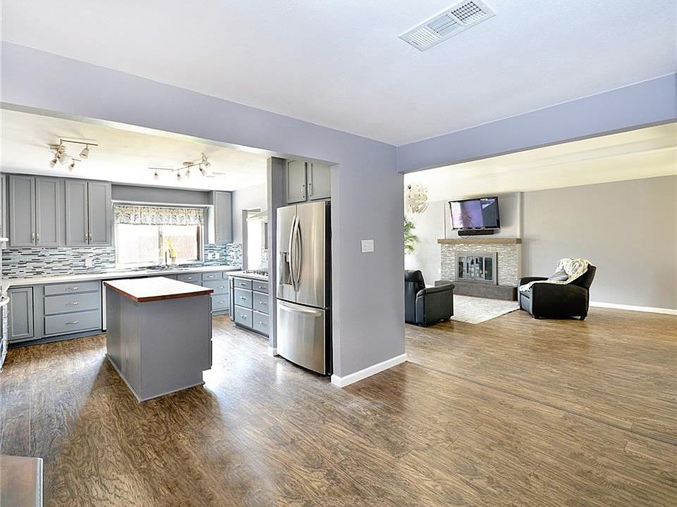 1st image of 4406 Three Oaks Dr