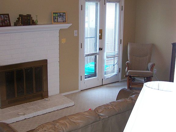 Large Living Room w/Fireplac
