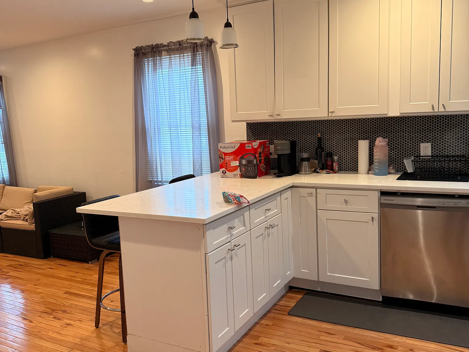 3 bed, 1100 sqft, $3,750 — Photo 3