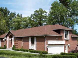 27 Pine Lake Dr, Carbondale, IL 62901