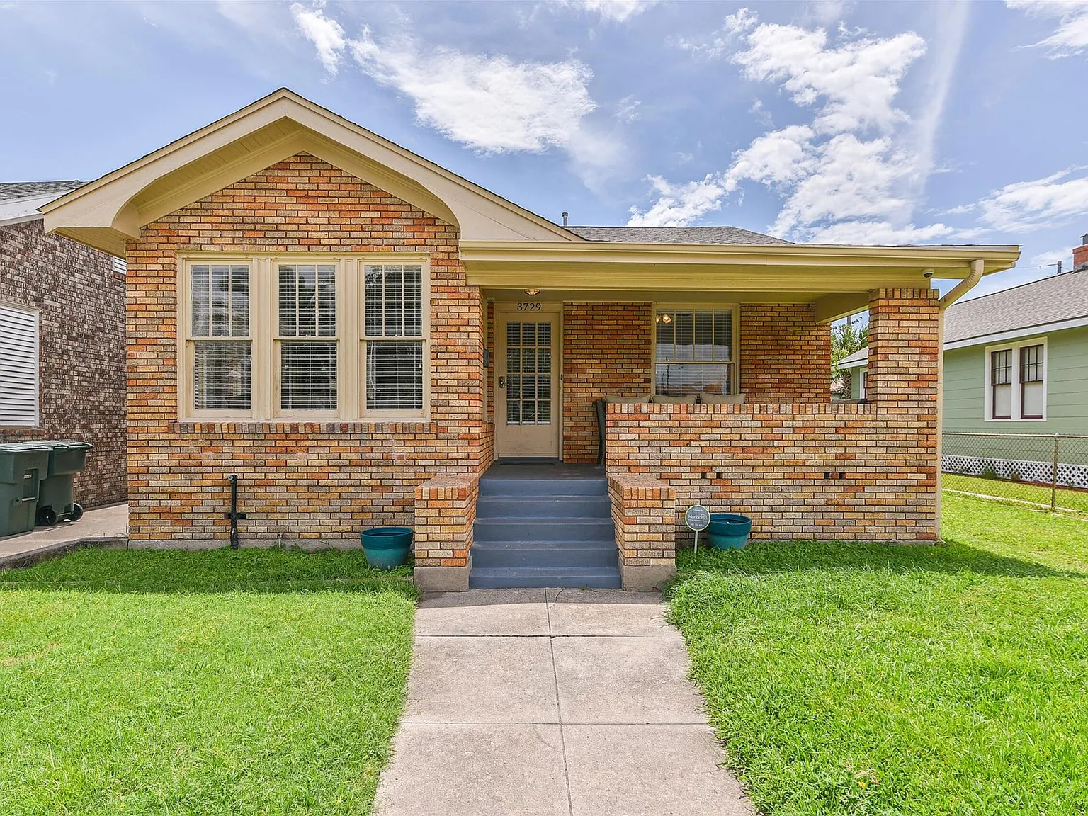 3 bed, 1.0 bath, 1380 sqft, $2,000 — Photo 2