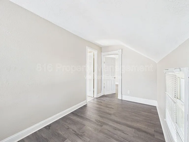 525 Splitlog Ave #R — Photo 9