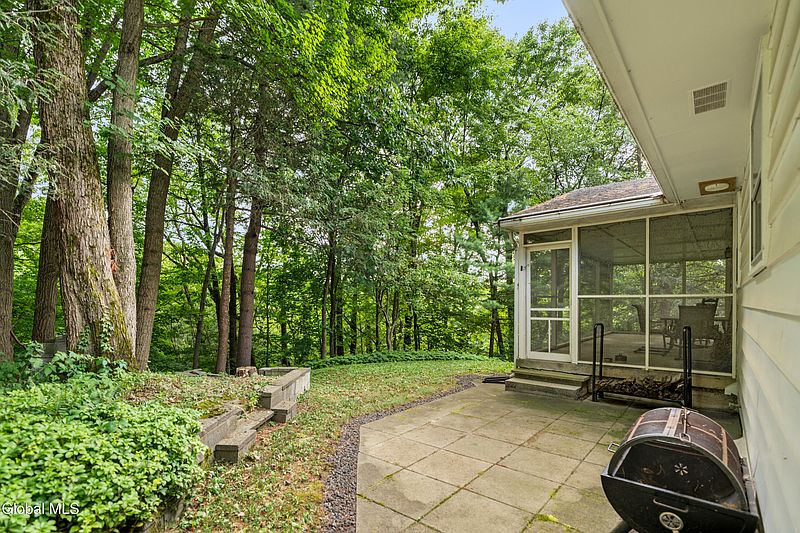 5th image of 9 Hillside Road