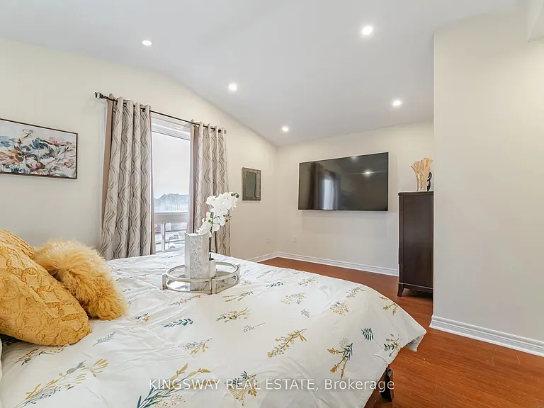 803 Khan Cres — Photo 26