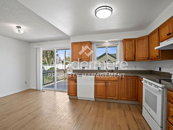 5th image of 2523 E 44th Ave