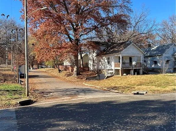 936 Columbia Ave, Leavenworth, KS 66048