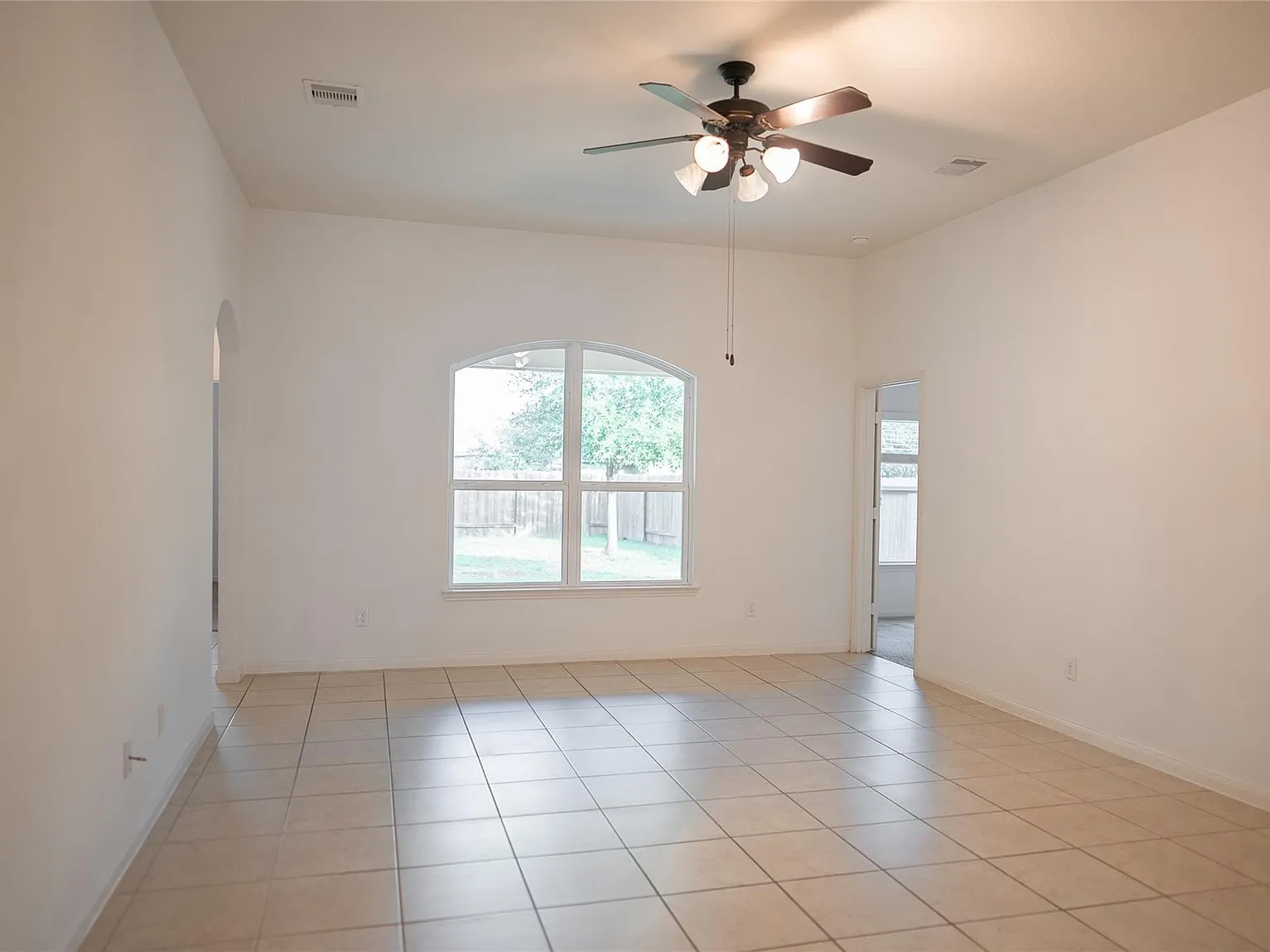 3 bed, 2.0 bath, 1739 sqft, $1,800 — Photo 3
