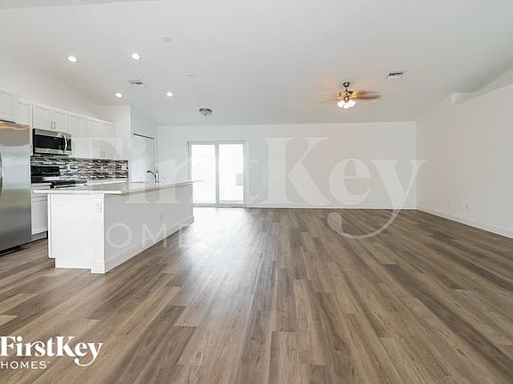 5th image of 4606 SW Nackman Ter