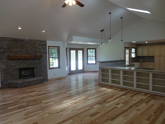4th image of 4221 Clover Dr