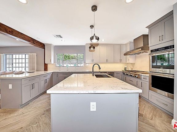 4th image of 851 S Cloverdale Ave