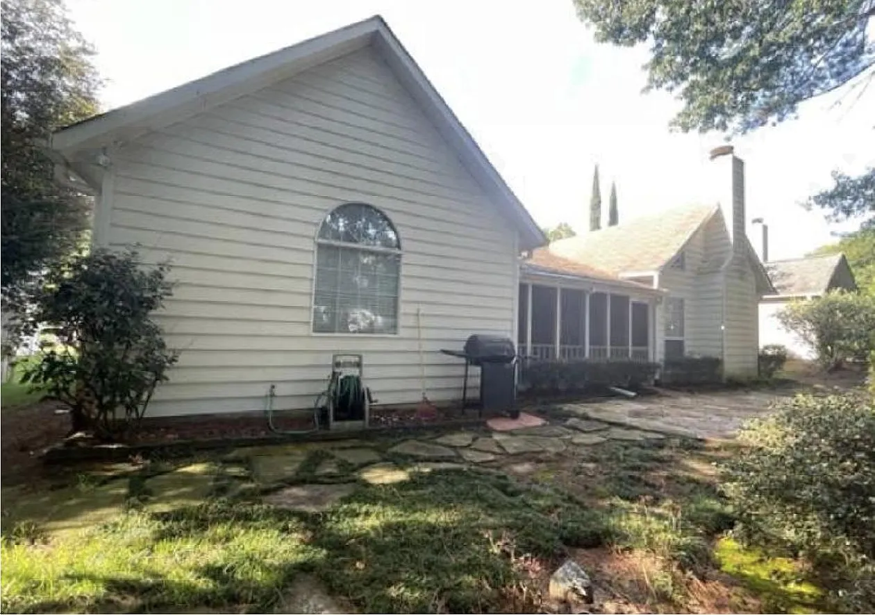 3 bed, 2050 sqft, $3,150 — Photo 4