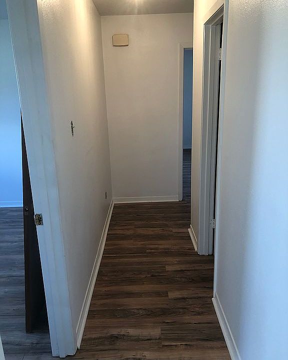 Hallway between Bedrooms 