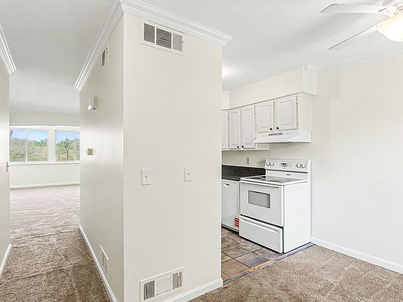 5th image of 610 Colonial View Rd