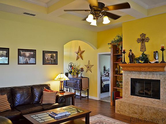 Living Room/gas fireplace