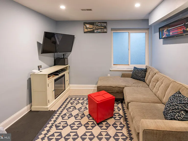 2217 League St — Photo 12