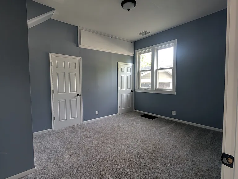 423 E Washington St — Photo 12