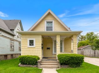 572 Walnut Ave, Elgin, IL 60123