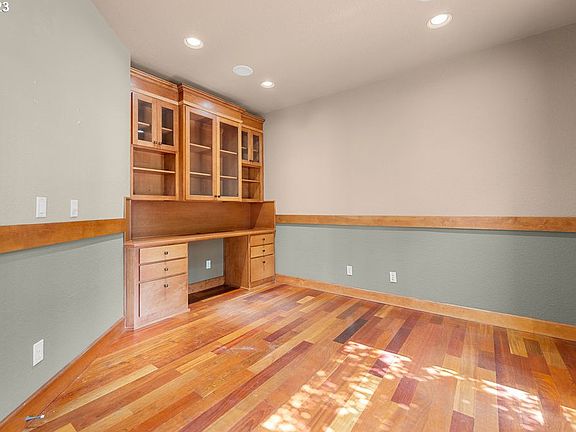 4th image of 323 W Y St
