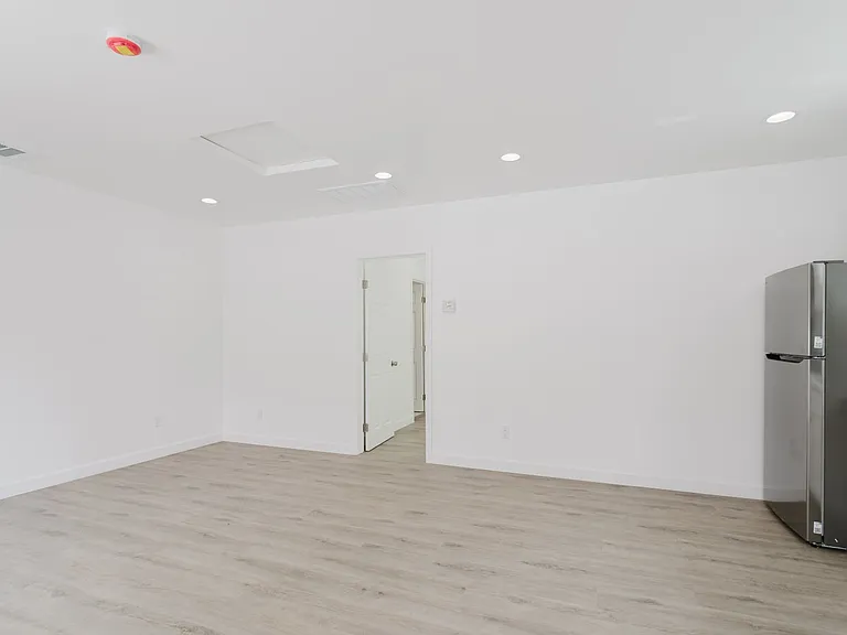 18310 Gresham St — Photo 14