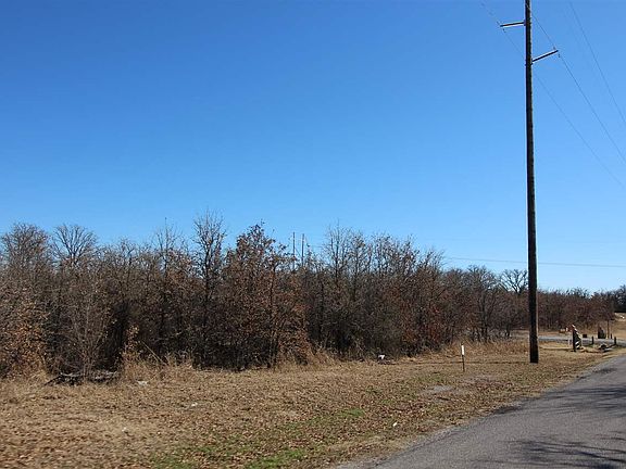 3rd image of 1001 Woodlands Dr