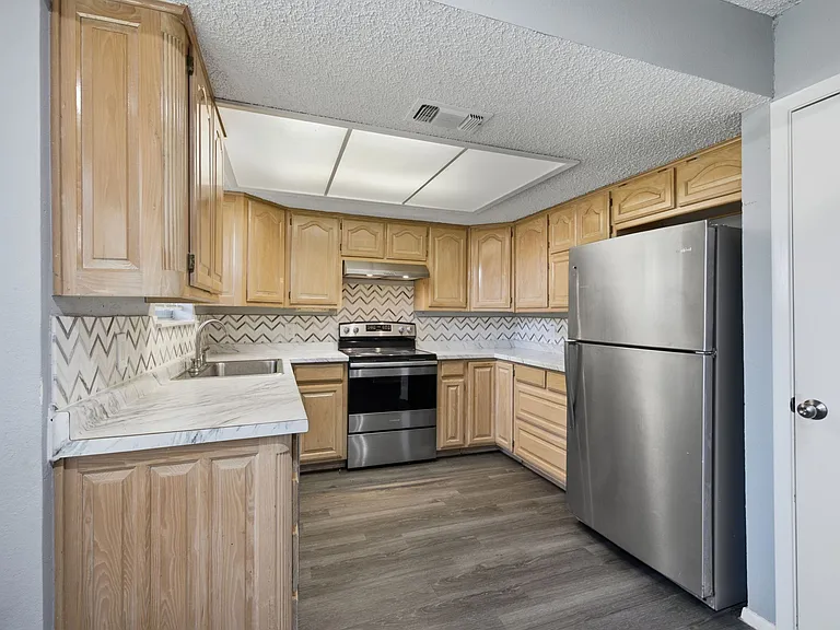 512 Sussex Dr — Photo 2