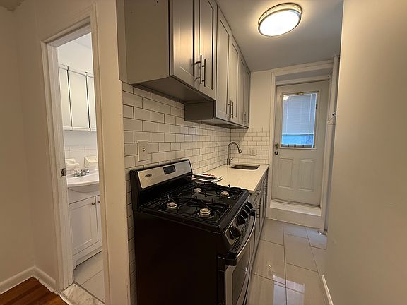 4th image of 160 Orchard St APT 1R