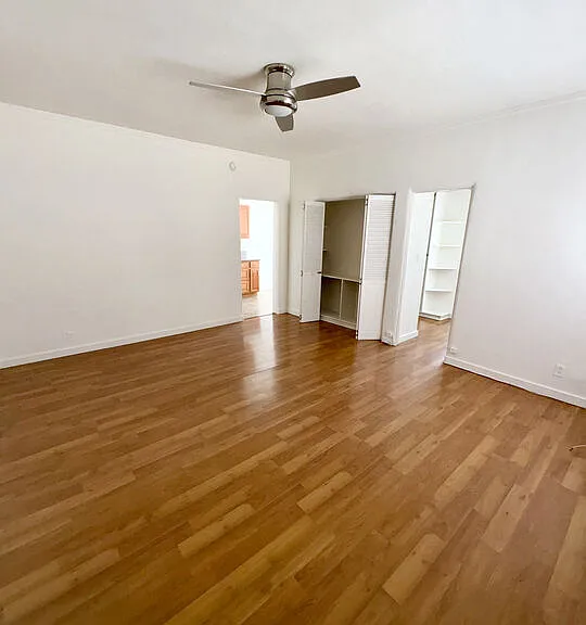 439 N Van Ness Ave — Photo 2