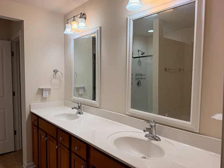 1004 Corwith Dr — Photo 9