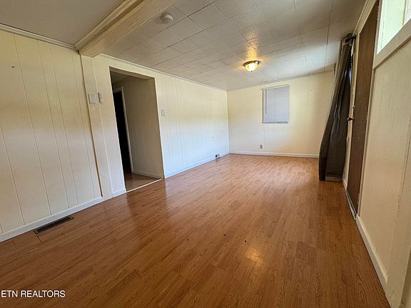 4th image of 709 Fowler St