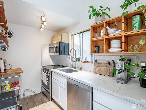 4th image of 406 E Madrona Boulevard NW
