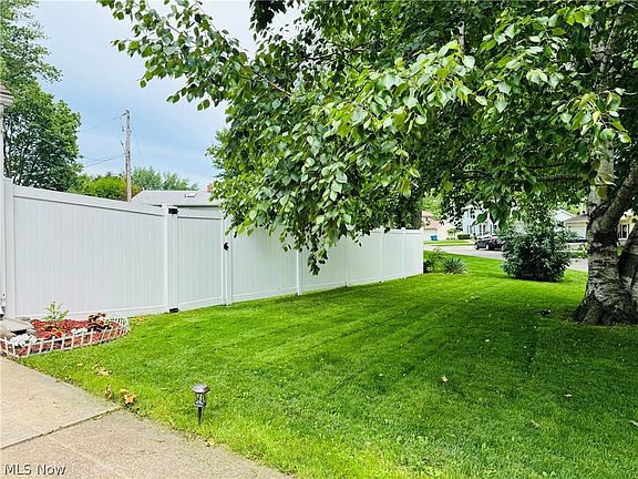 3rd image of 2819 Lynn Dr