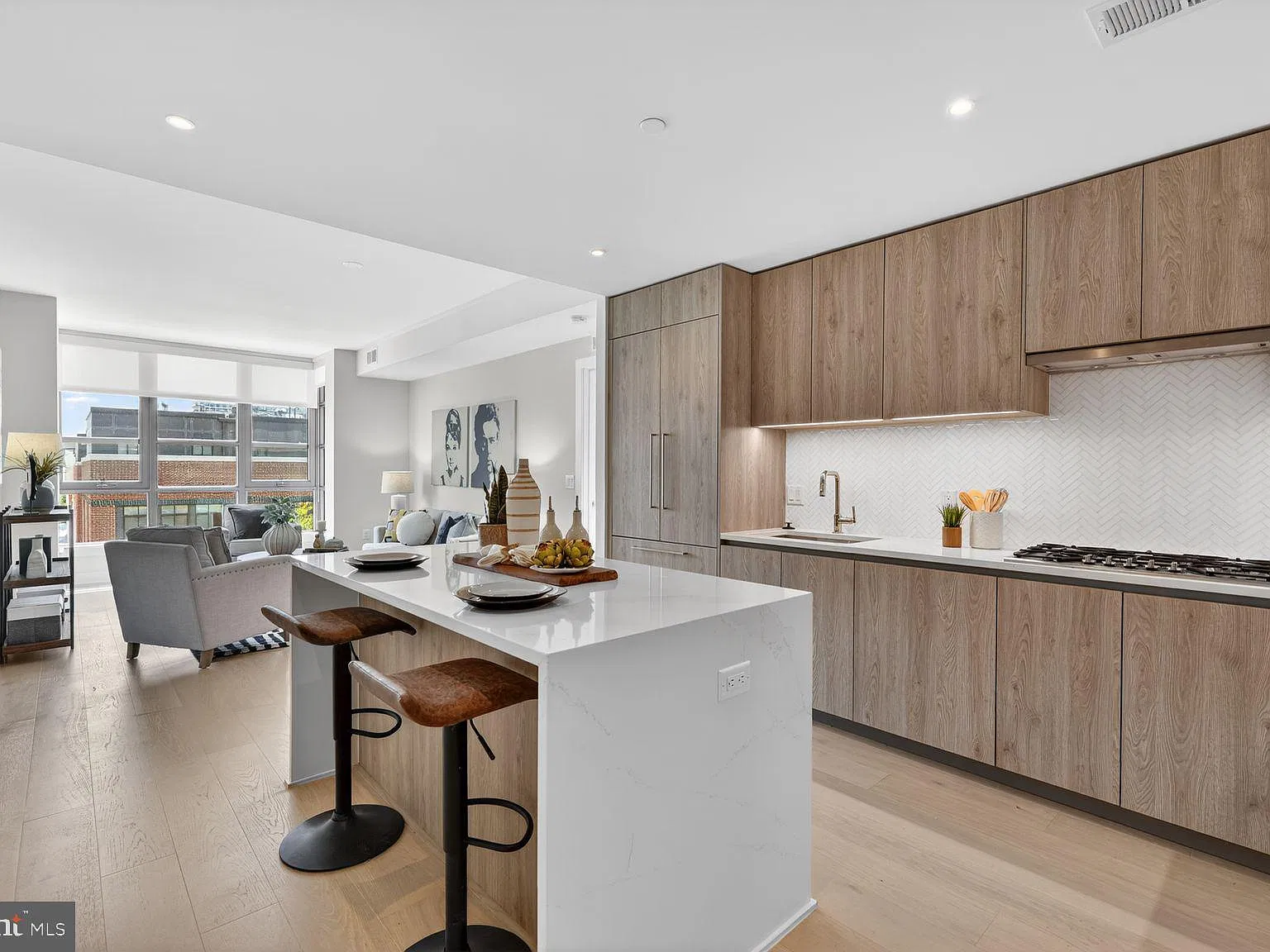 1 bed, 2.0 bath, 993 sqft, $3,750 — Photo 2