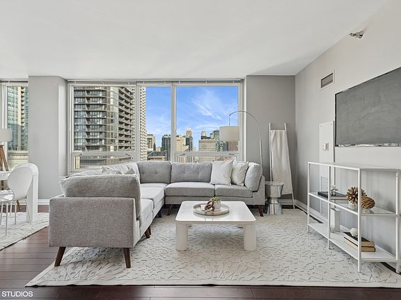 4th image of 33 W Ontario St APT 30A
