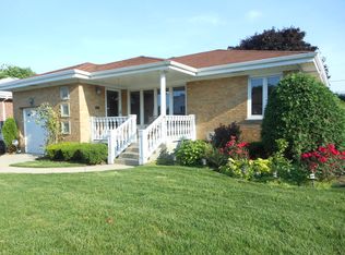 6923 Howard St, Niles, IL 60714