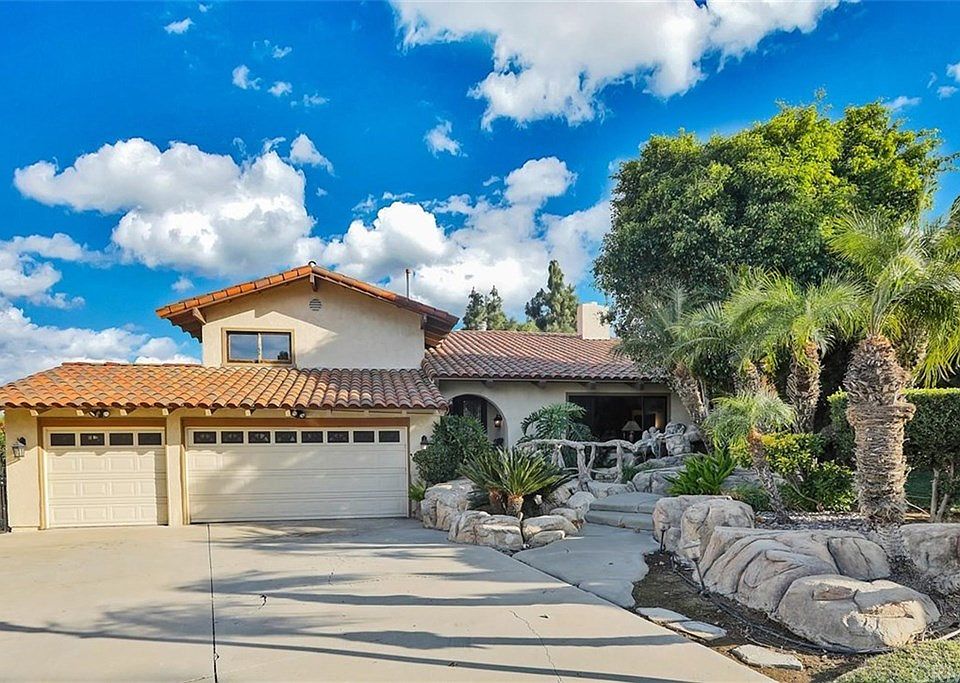 2nd image of 1121 Hummingbird Ln