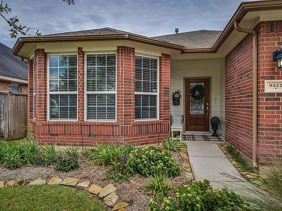 Desirable1 story built by Ryland Homes welcomes you home!