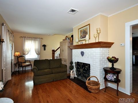 3rd image of 16 Nassau Blvd
