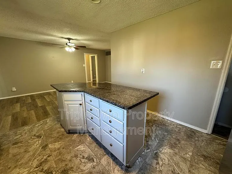 513 Coachway Ln — Photo 17
