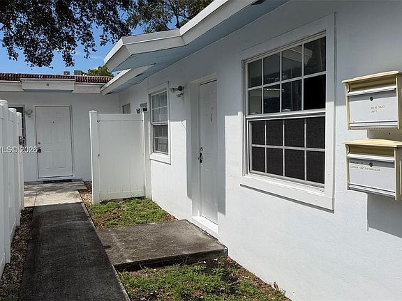 5th image of 800 SE 15th St Unit 2