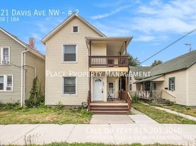 921 Davis Ave NW