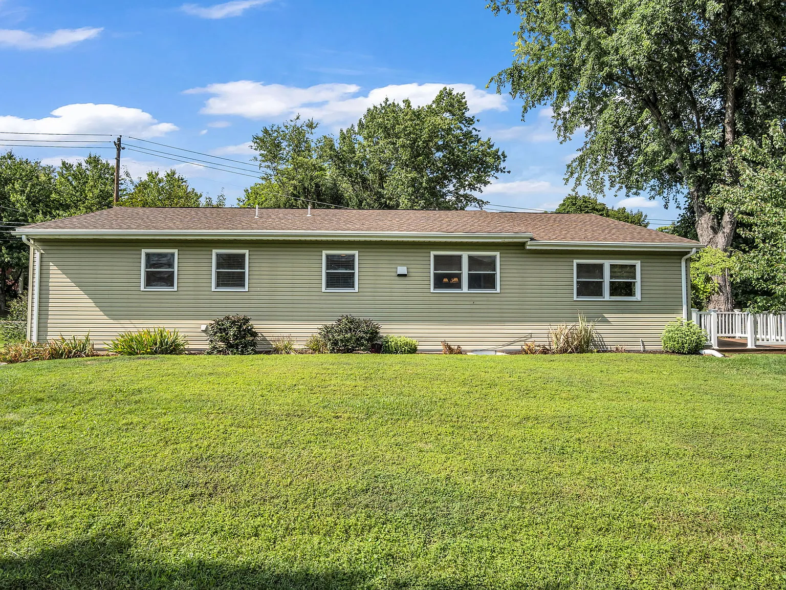 3 bed, 1300 sqft, $2,400 — Photo 4