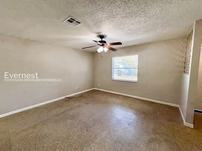 Building Photo - 3062 Saint Paul Dr