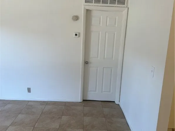 575 S Royal Crest Cir Unit 18, Las Vegas, NV 89169