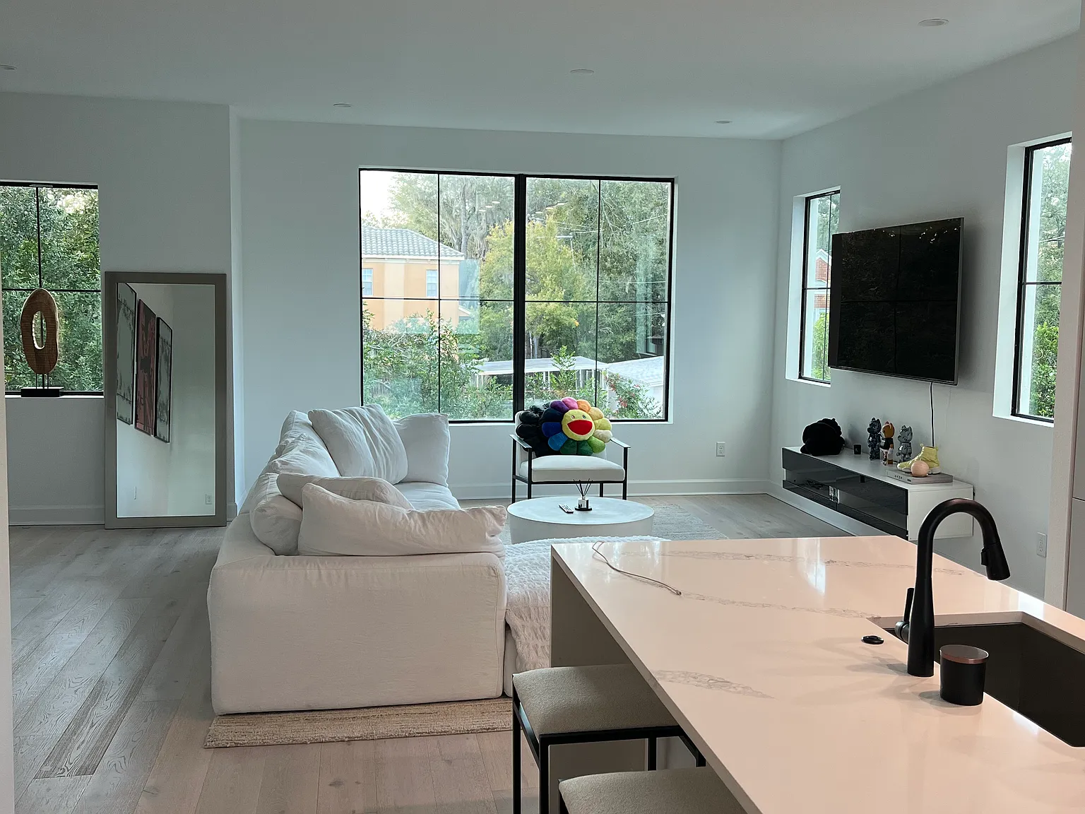 3 bed, 3.5 bath, 2600 sqft, $6,000 — Photo 1