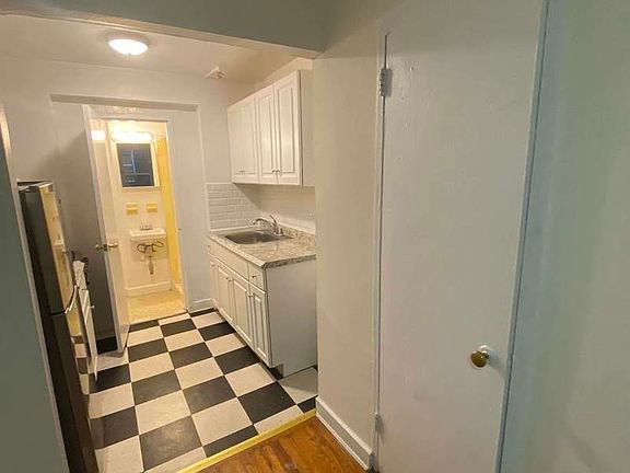 4th image of 141 E 13th St #3R