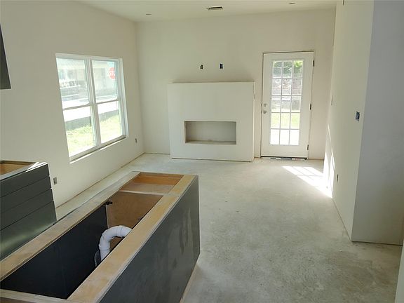 3rd image of 81 Waller St